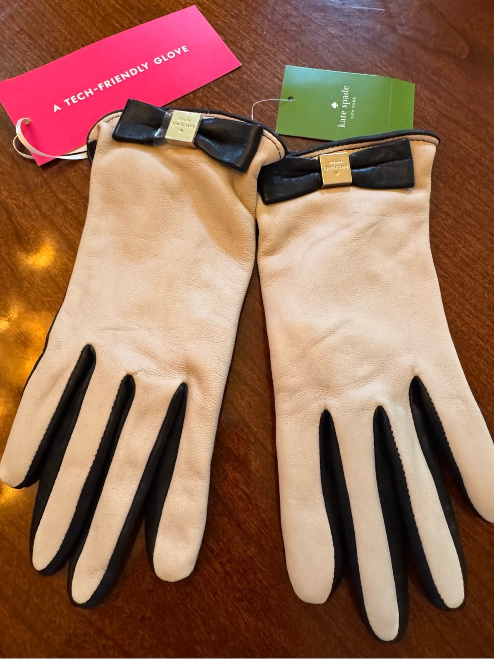 kate spade Gloves Two-Tone Beige/Light Tan & Black Bow Leather Tech Gloves *NWT*